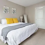2Br Downtown Luxury Getaway