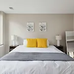2Br Downtown Luxury Getaway